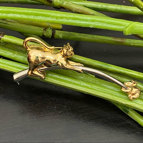Vintage Unsigned Gold-tone Cat Catching Mouse Slider Brooch - Picture 9 of 15